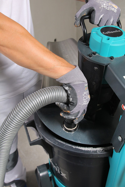 4. For a dust-free mixing process, connect vacuum hose to the connection provided