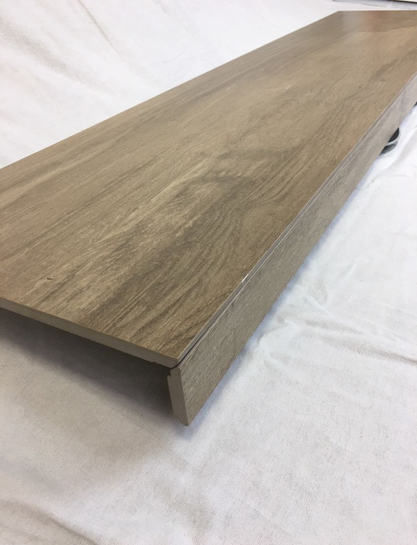 Gradone Lineare a elle effetto legno Oak 30x120 con aletta 5cm.