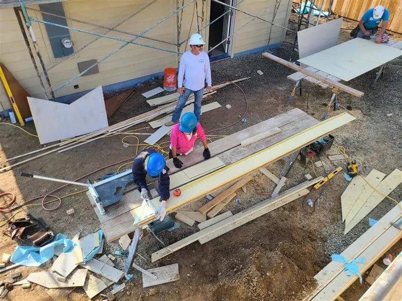 P&G Volunteers building homes