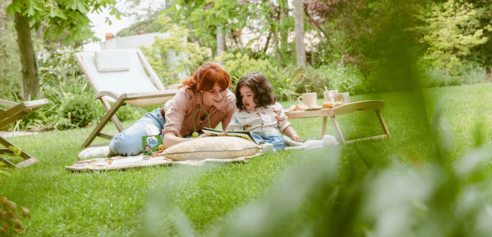 Anne ve kızı bahçe katında oturup kitap okuyorlar.