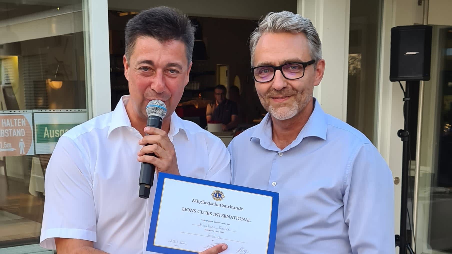 Aufnahme von Mathias Bächle in den Lions Club Achern erste Amtshandlung des neuen Präsidenten Frank Dickerhof Als erste Amtshandlung nach der Übernahme der Präsidentschaft für das Lionsjahr 20/21 hieß der neue Präsident Frank Dickerhof Mathias Bächle aus Kappelrodeck als neues Clubmitglied herzlich willkommen. Mit der Übergabe aller Unterlagen und vor allem der Mitgliedsurkunde freute sich Mathias Bächle mit dem Präsidenten und den Lionsfreunden auf die kommende Zeit im Lions Club Achern