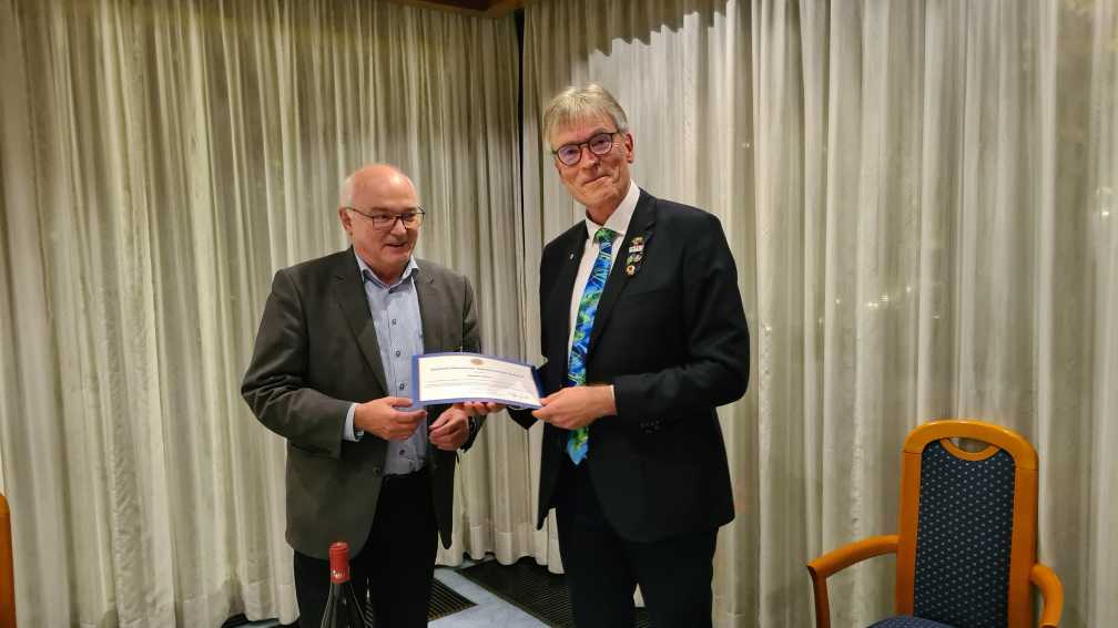 Stefan Gumbert ehrt Rudolf Seifert für 20 Jahre Lionsmitgliedschaft
