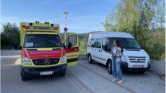 Übergabe des Rettungswagens nach langer Fahrt in die Ukraine