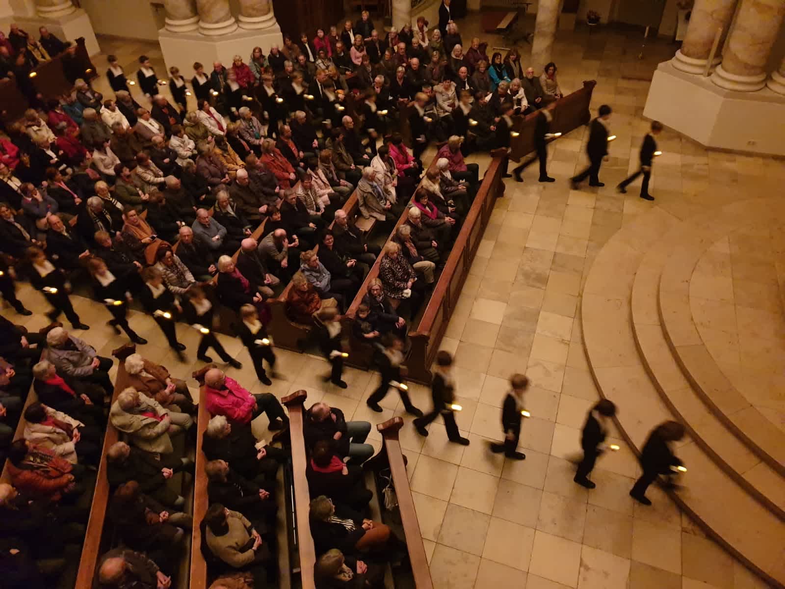 Sängerknaben betreten die voll besetzte Klosterkirche Sängerknaben betreten die voll besetzte Klosterkirche