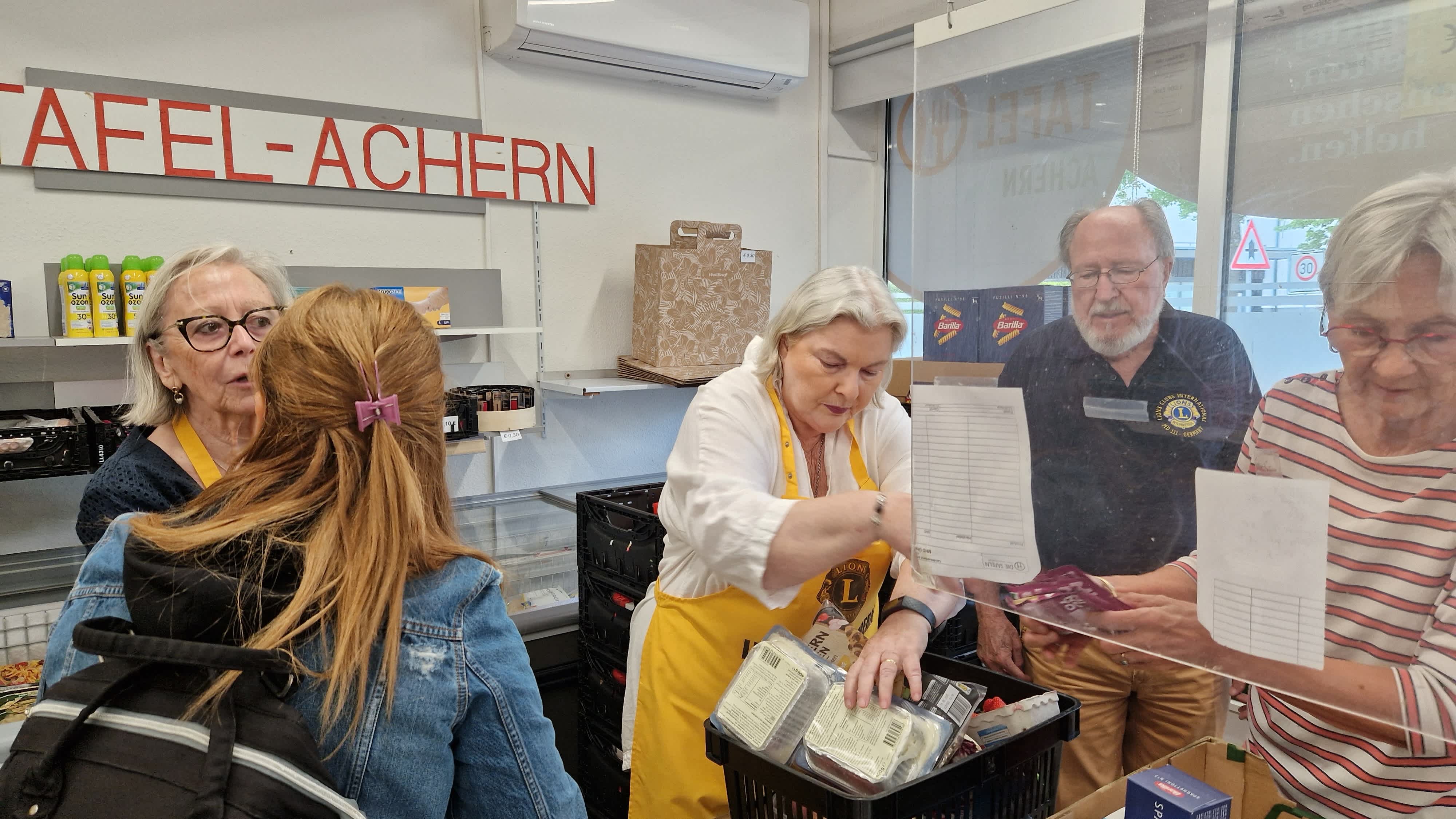 We Serve bei der Hilfsaktion wörtlich genommen We Serve bei der Hilfsaktion wörtlich genommen