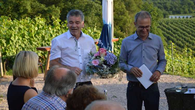 Heinrich Eiermann (mit Blumen) übernimmt das Amt für 2018/2019 von Vorgänger Marco Köninger