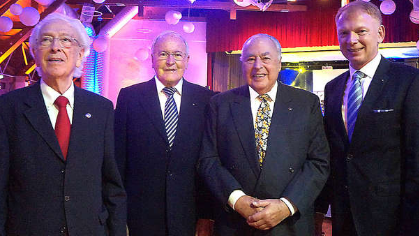 Raimond Wagner (ganz rechts) ehrt für 40 Jahre Mitgliedschaft Friedemann Haug, Siegfried Stinus, Gustav Götz (von links)