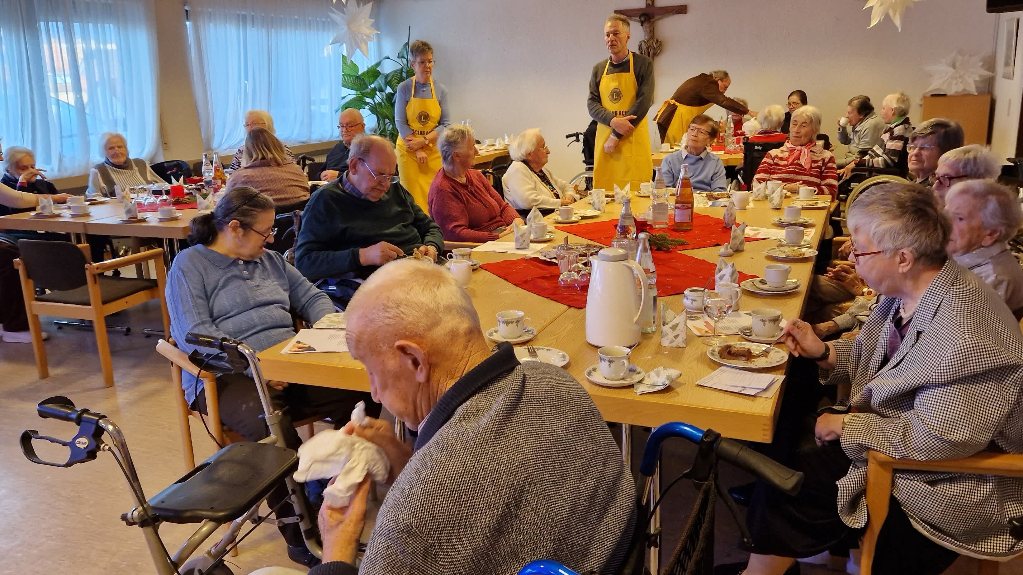 Bei Kaffee und Kuchen nehmen die Lionsfreunde das Motto "We serve" wörtlich Bei Kaffee und Kuchen nehmen die Lionsfreunde das Motto "We serve" wörtlich