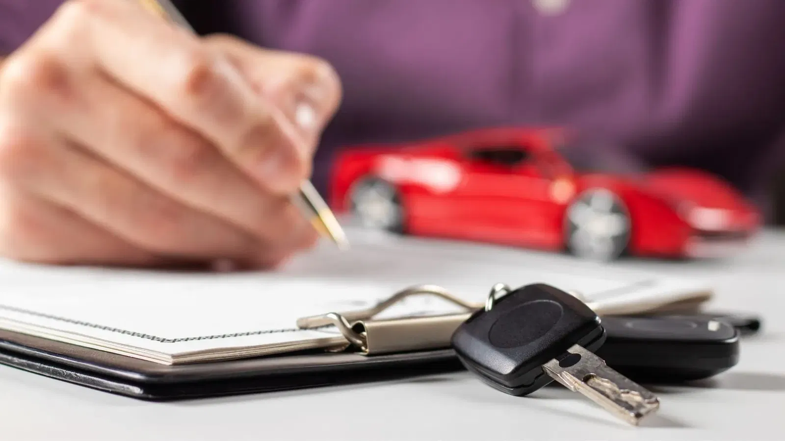 Transferimi i pronësisë të makinës në Shqipëri hap pas hapi. Mësoni dokumentet e nevojshme, kostot, procedurat dhe këshillat praktike për shitblerje të sigurt në Autotrego.com.