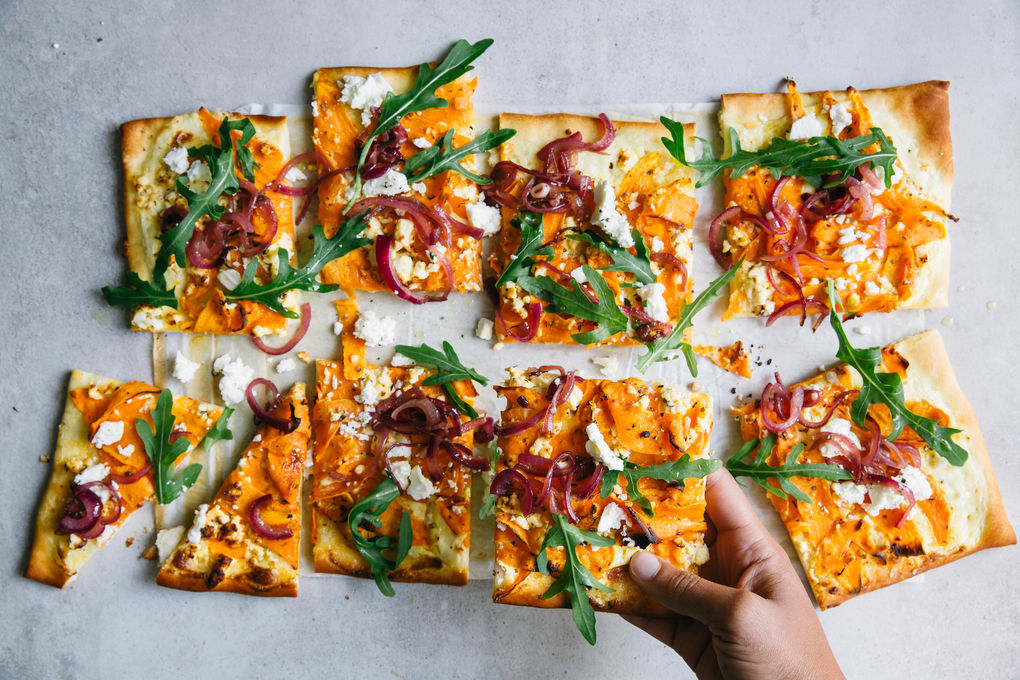 Süßkartoffel-Pizza mit Feta und Zwiebel-Relish