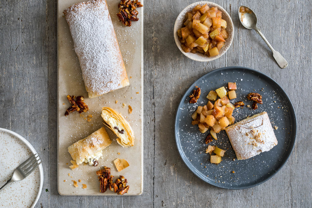 Topfenstrudel mit Pekannüssen und Apfel-Birnen-Röster