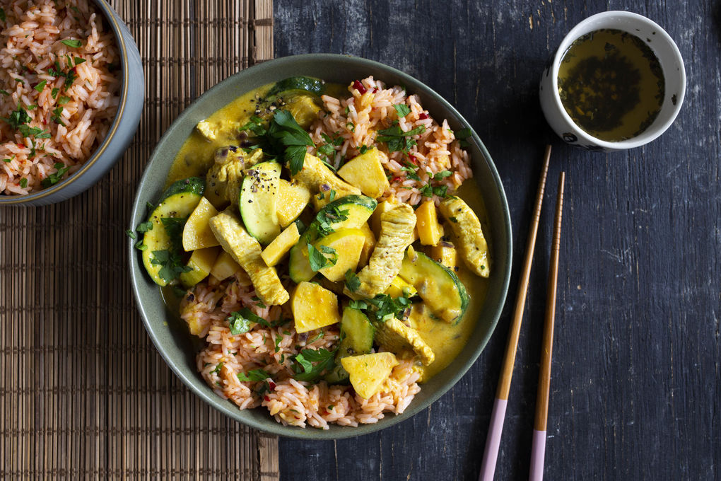 Gelbes Putencurry mit Quitten und Sambal-Reis