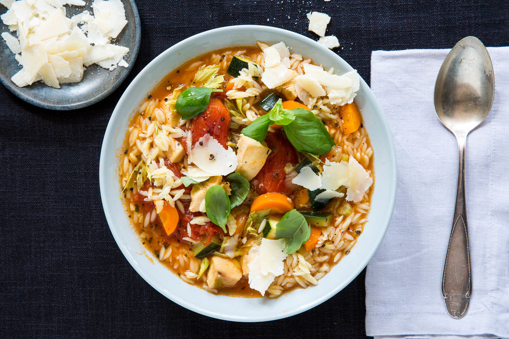 Mediterraner Eintopf mit Huhn und Orzo