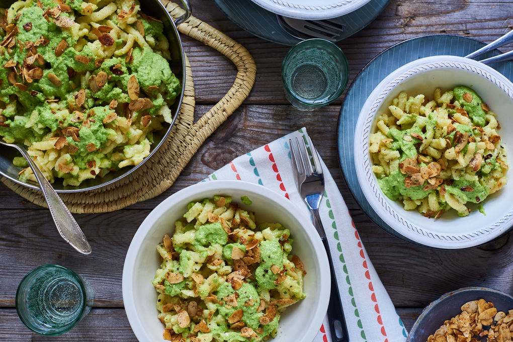 Feine Brokkoli-Spätzle mit gerösteten Mandeln