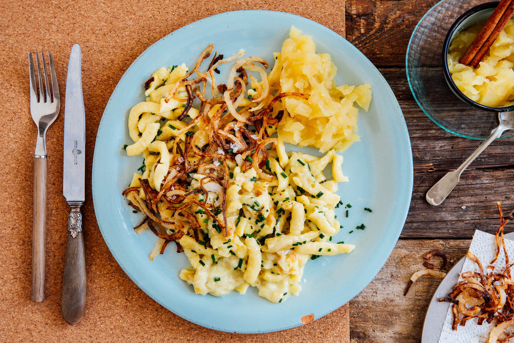Käsespätzle mit Röstzwiebeln und Apfelkompott