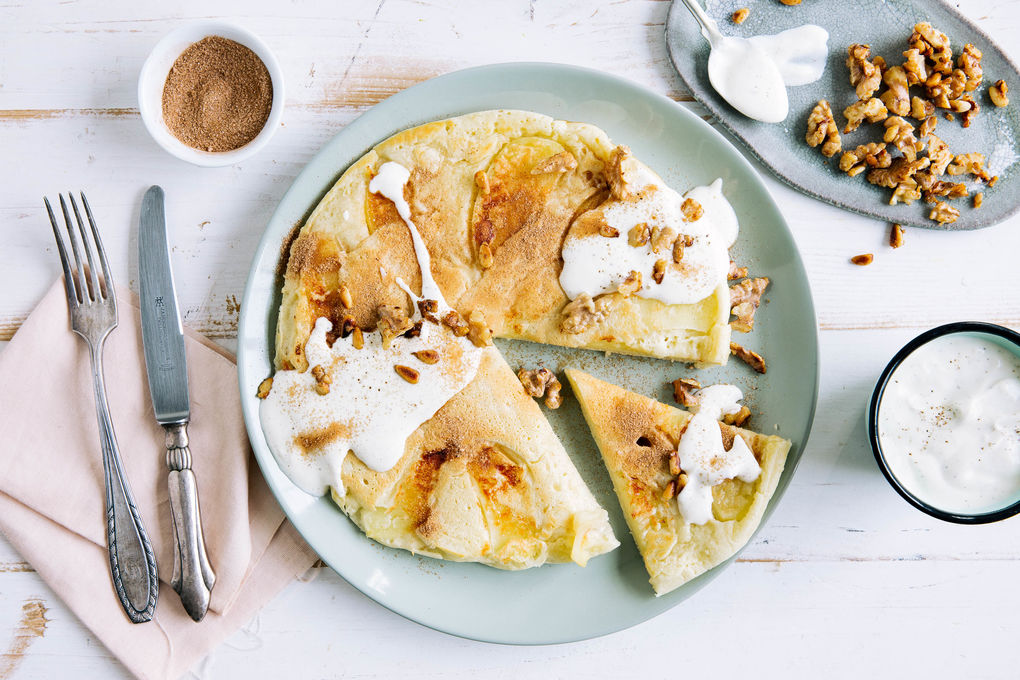 Apfelpfannkuchen mit Zimtzucker und Vanillecreme