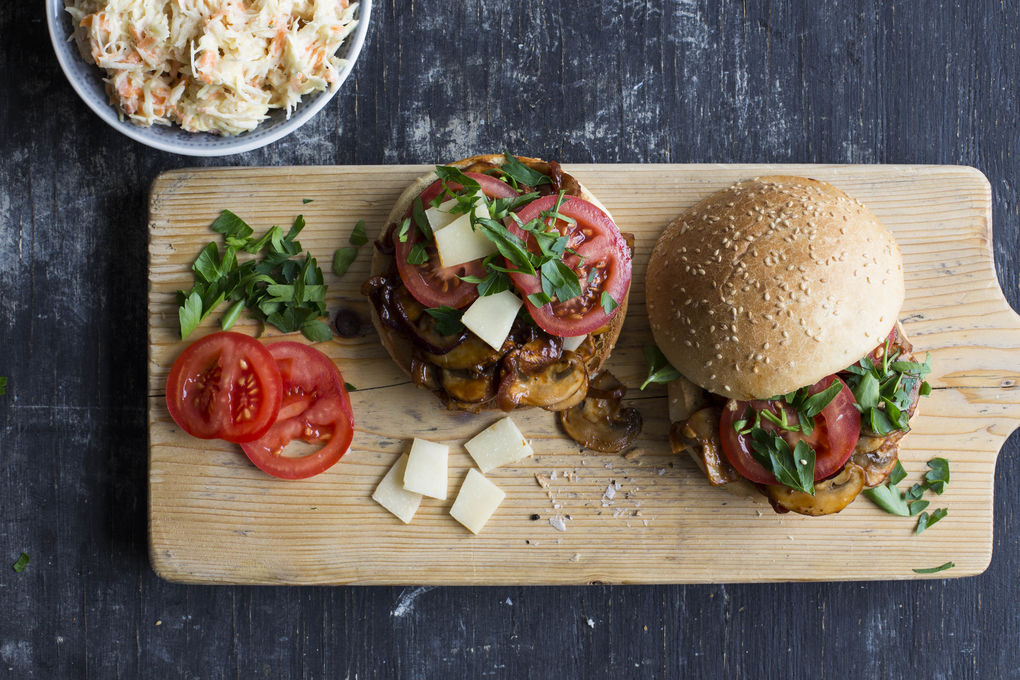 Vegetarischer BBQ-Pilz-Burger mit Weisskraut-Salat