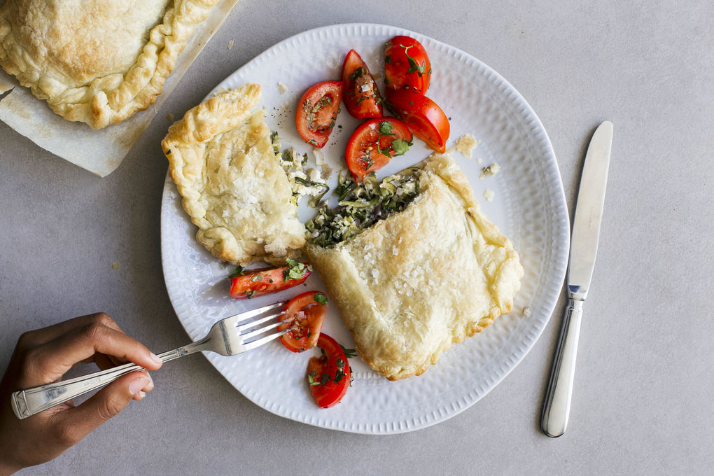 Fetatascherl mit Mangold, Zucchini und Tomatensalat