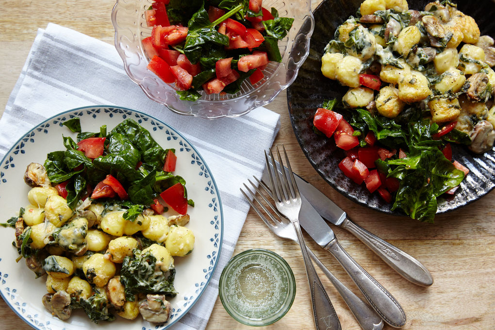 Gnocchi-Champignon-Auflauf mit Spinat-Tomatensalat