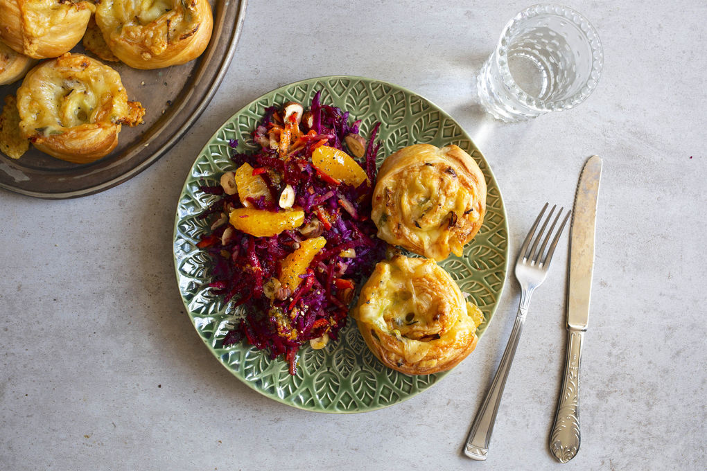 Knusprige Bergkäse-Schnecken mit fruchtigem Wintergemüse-Salat