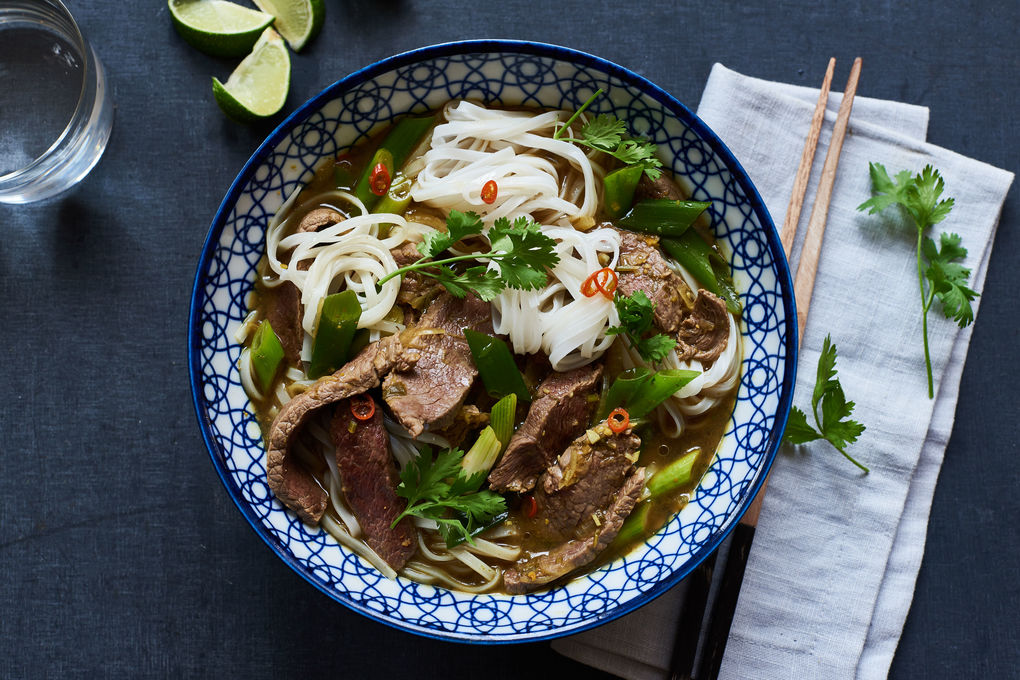 Vietnamesische Reisnudelsuppe mit Rindersteakstreifen