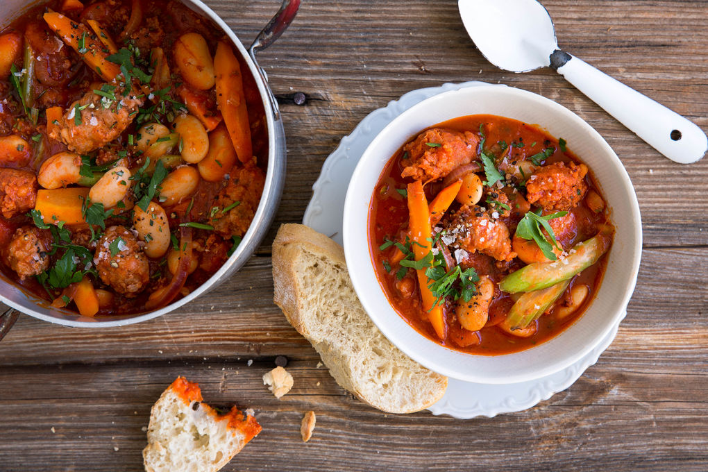 Mediterraner Salsiccia-Eintopf mit Cannellini Bohnen und Gemüse