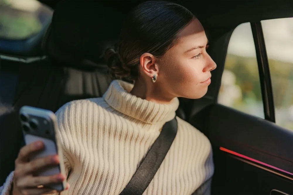 B2B Medium 1200 × 650 - Woman In BackSeat