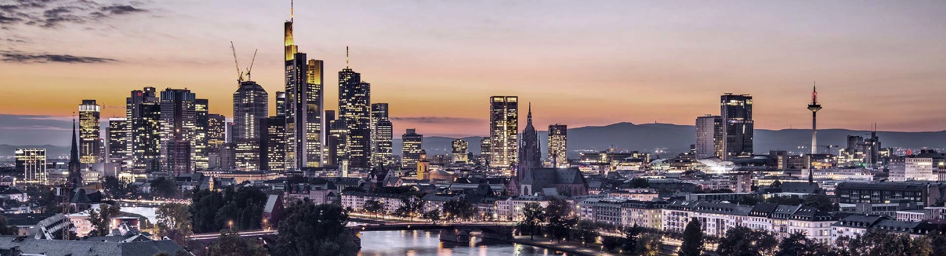 Die drohenden Wolkenkratzer von Frankfurts Finanzviertel bei Sonnenuntergang.