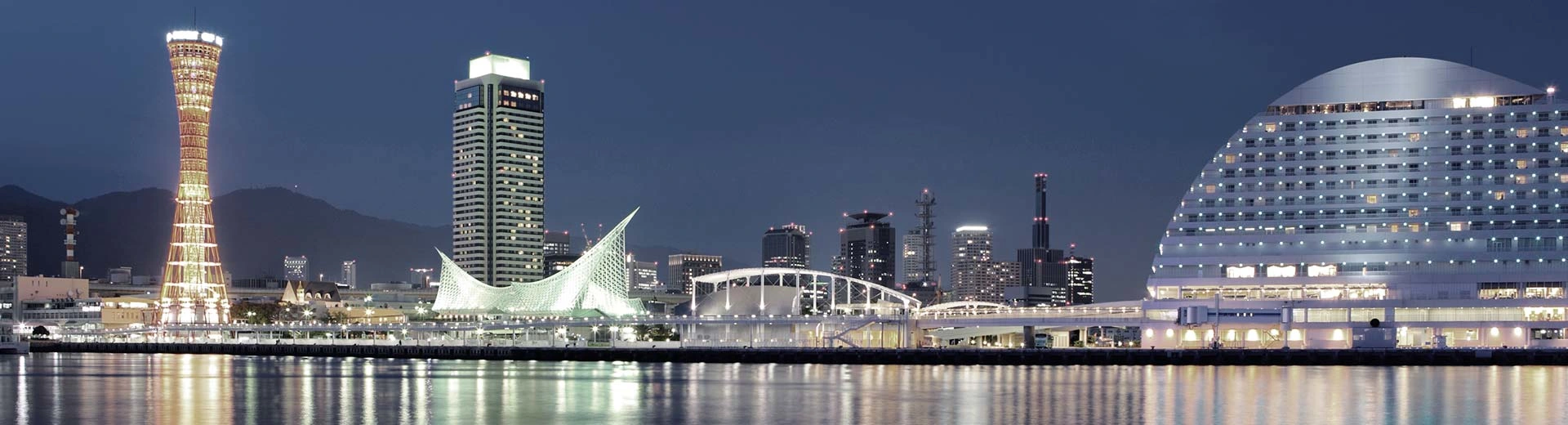 Les gratte-ciel brillamment éclairés éclairent le ciel nocturne de Kobe.