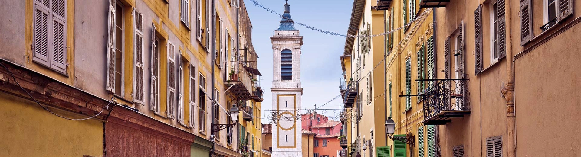 Une belle ruelle aux couleurs vives de Nice par une journée claire et chaude.
