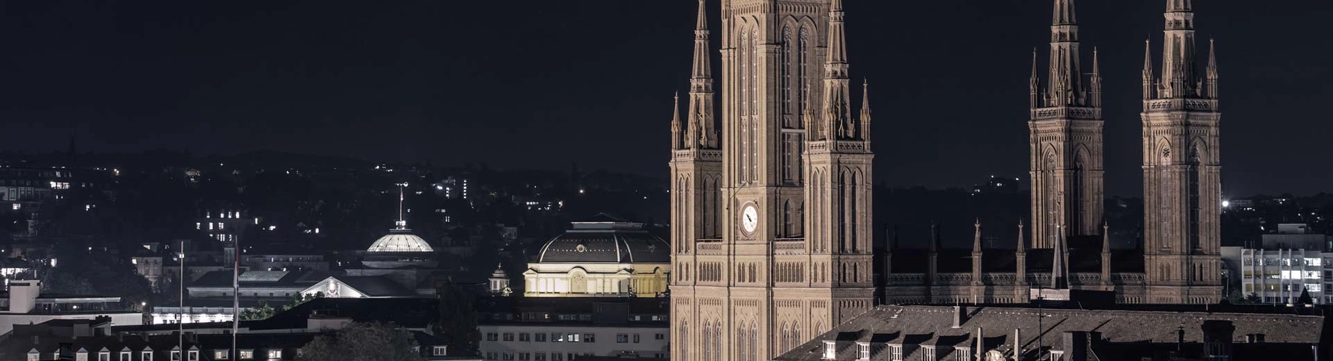 La célèbre Marktkirche domine le premier plan de Wiesbaden, avec les lumières des bâtiments au loin.