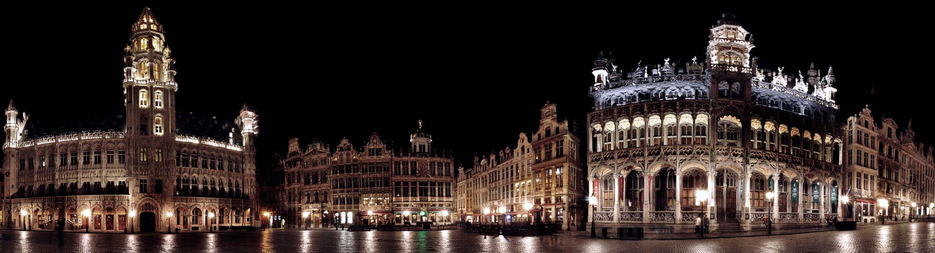 Brussels city center at night with the town hall in view.