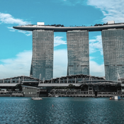 Las tres torres del Hotel Marina Bay Sands destacan al otro lado de la bahía desde el centro de Singapur.