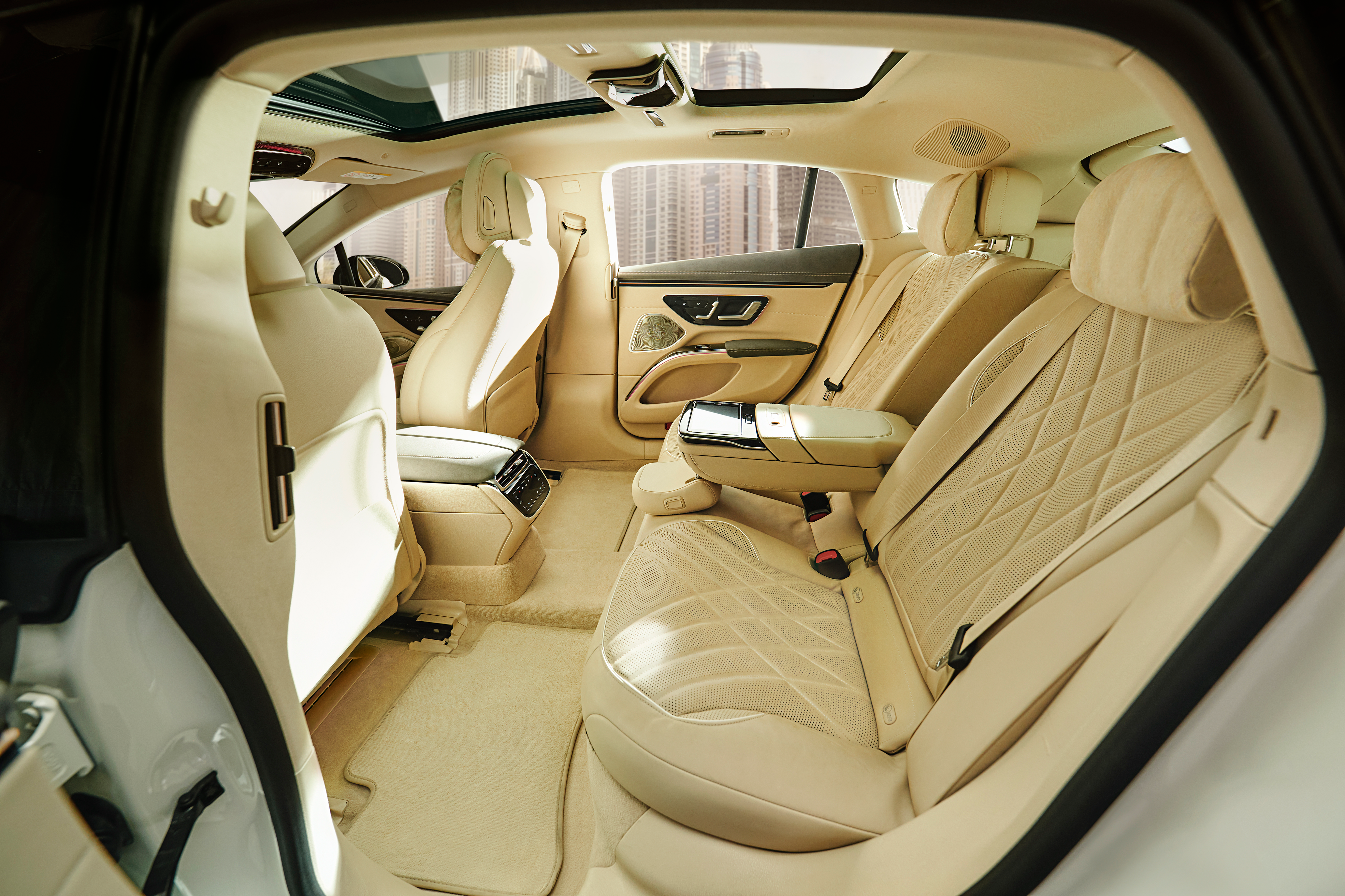 Vue de l'intérieur de la banquette arrière d'une Mercedes EQS