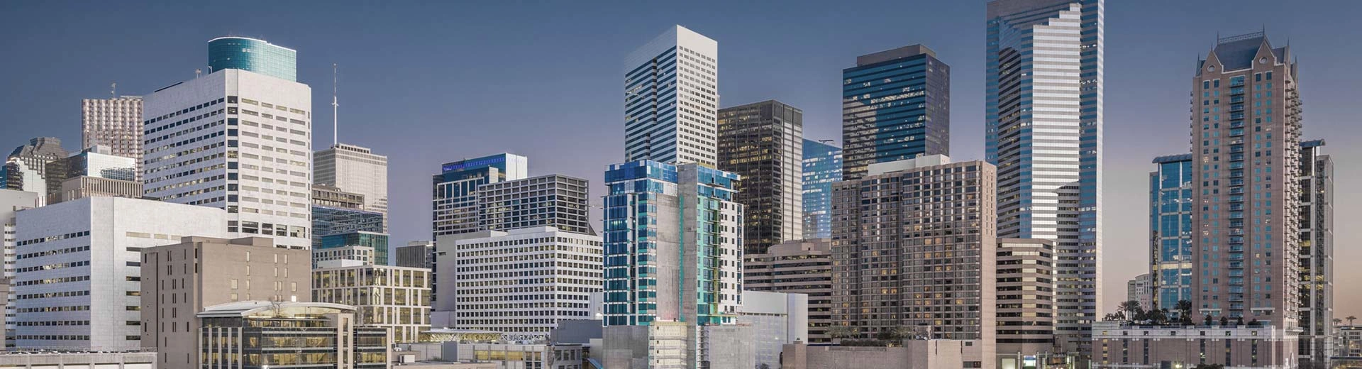 Les gratte-ciel du centre-ville de Houston par une journée claire et chaude.