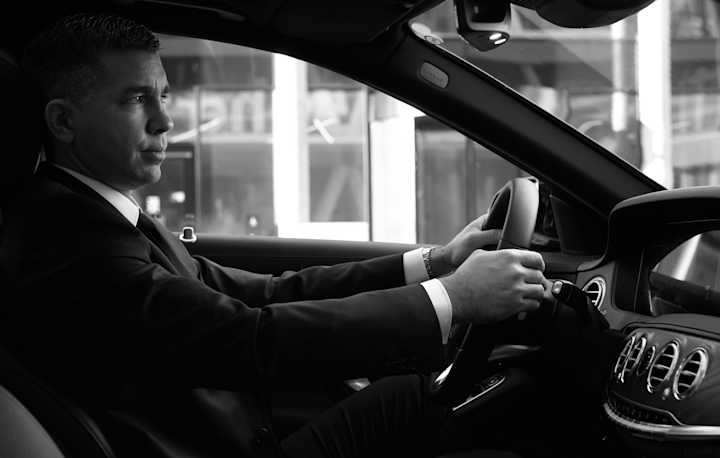 La personne regarde à l'extérieur à travers la fenêtre de sa voiture