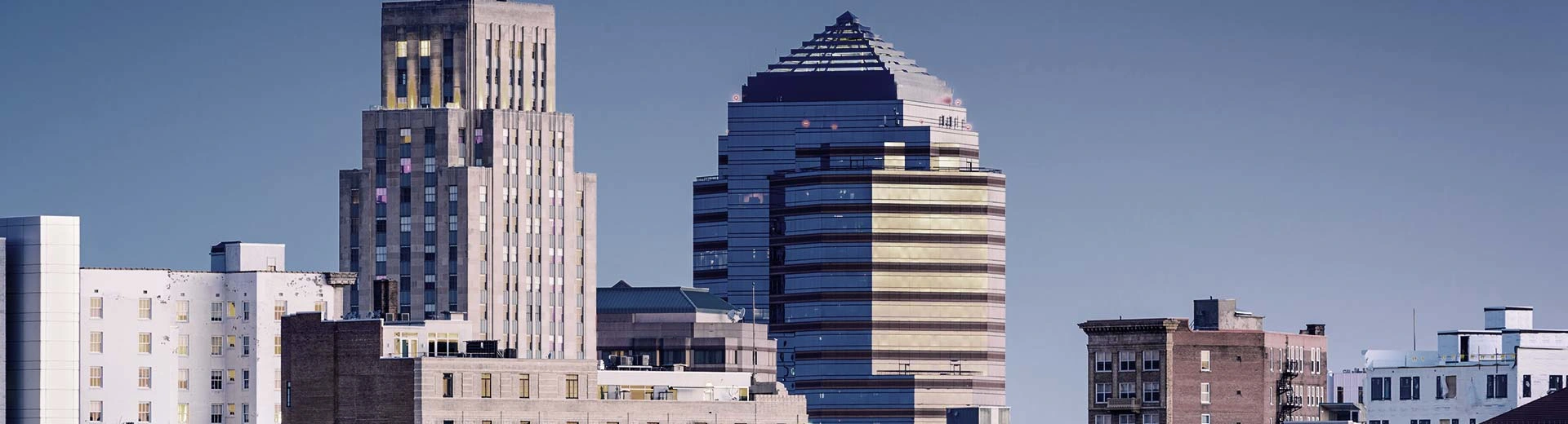 En un día soleado en Durham, algunos edificios cuadrados y poco inspiradores