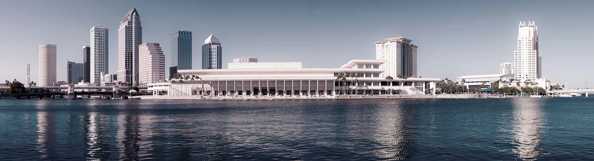 Los rascacielos y los edificios de Cleancut dominan la costa de Tampa, con el Océano Atlántico en primer plano.