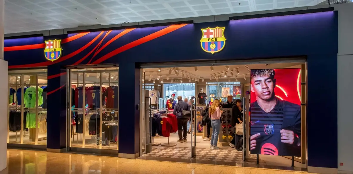 Exterior shot of the FC Barcelona store in El Prat Airport.