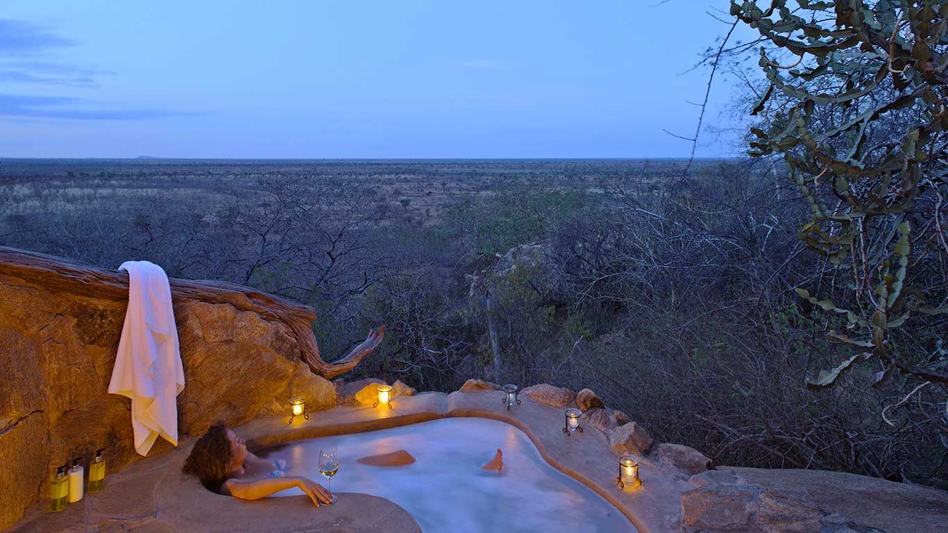 Elsa-s-Honeymoon-Cottage-outdoor-bath