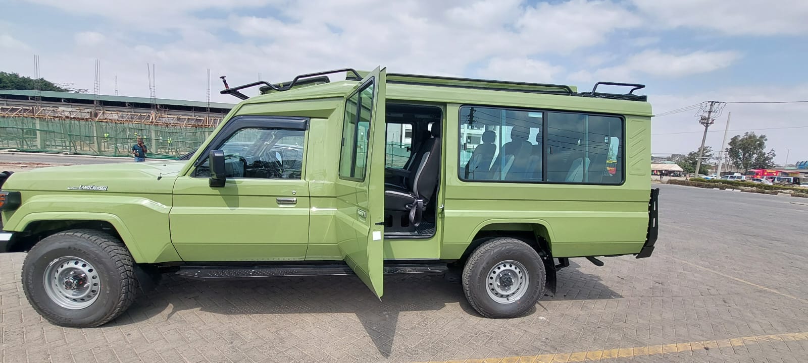 Side View Safari LC Kenya