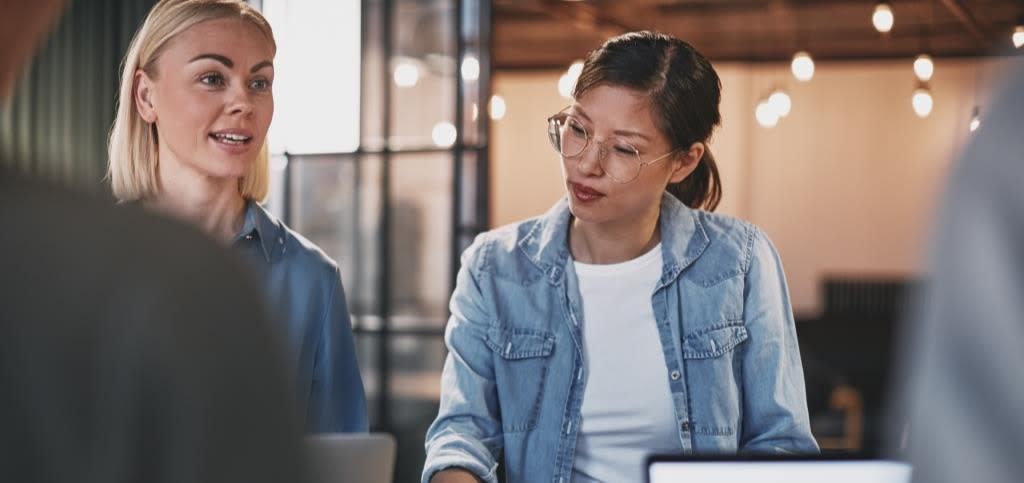 businesswomen-talking-with-colleagues webb