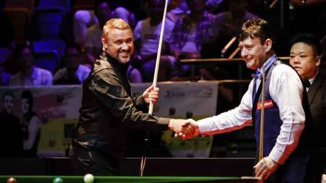 Jimmy White and Stephen Hendry at the 2021 World Championship (Image Credit: EuroSport)
