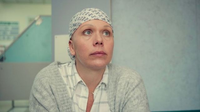 Lisa falls to breast cancer. Image credit: Netflix.