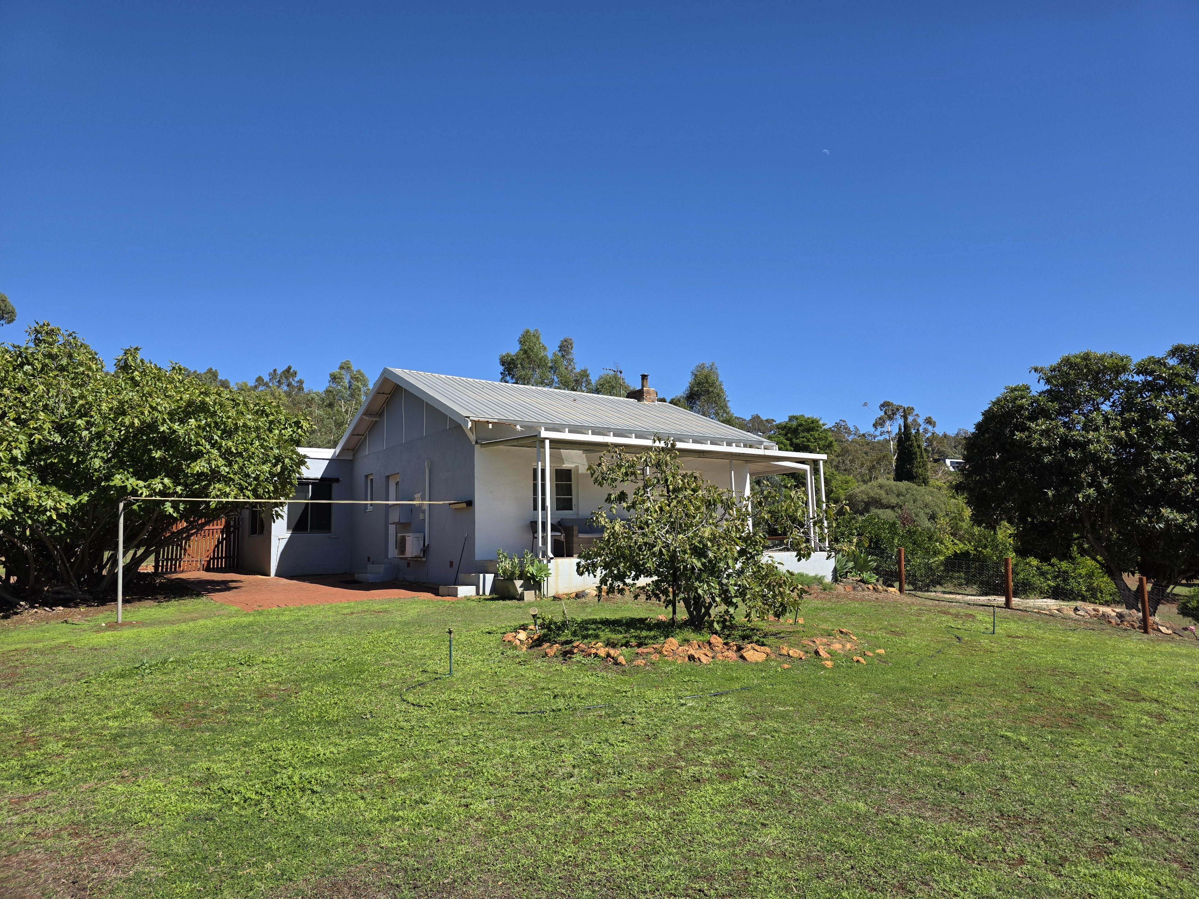 Escape to a peaceful, private cottage in leafy, green Kelmscott