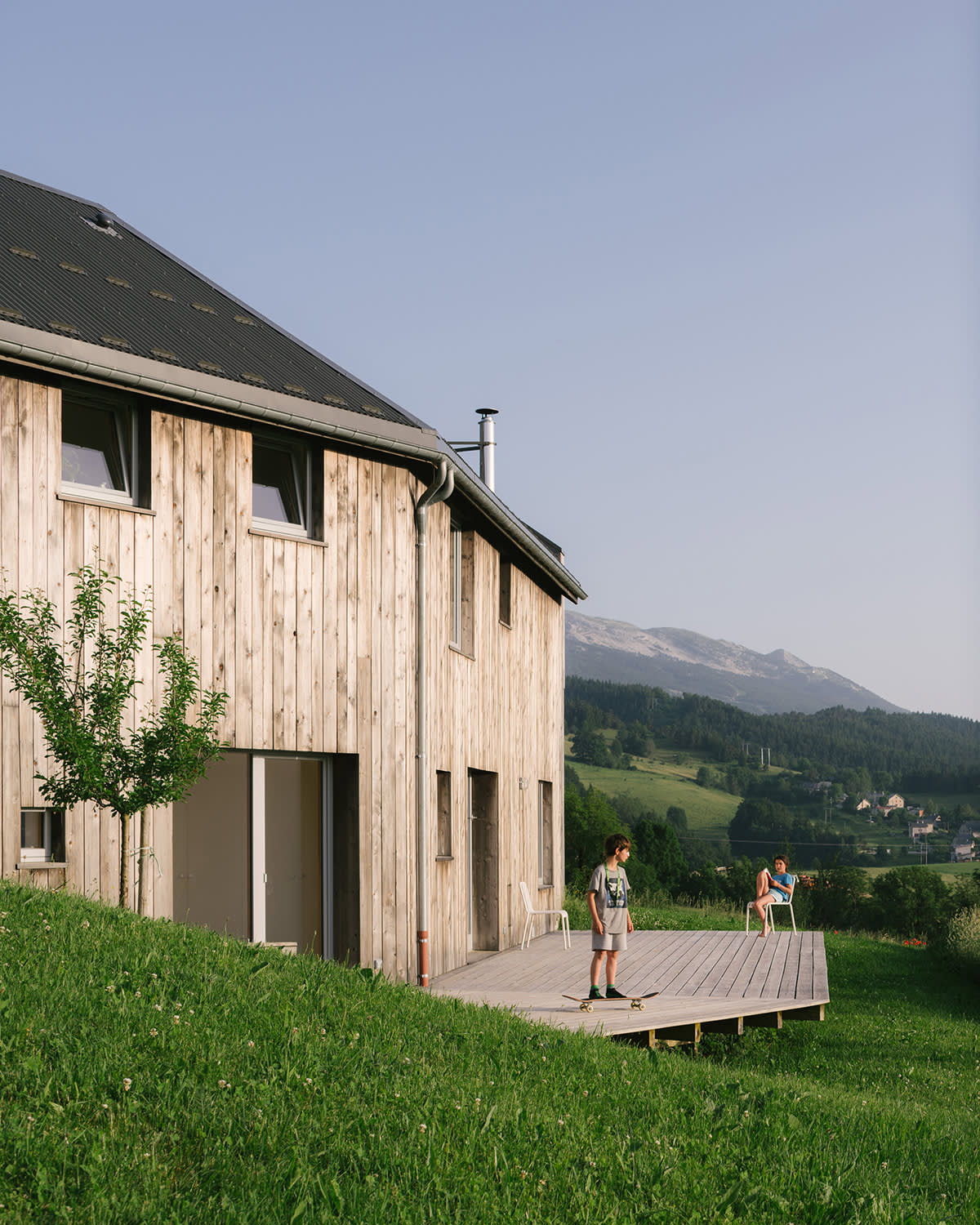 Terrasse et façade en bois à la campagne