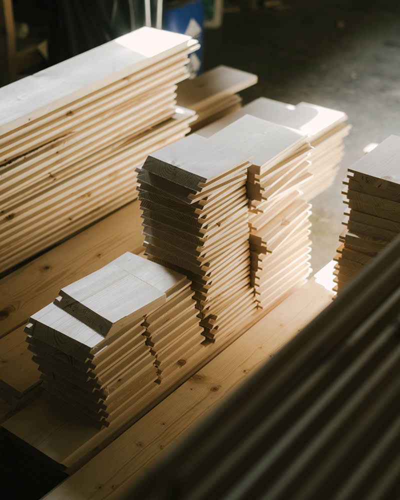 Pièces des bois rangées dans un atelier de menuiserie