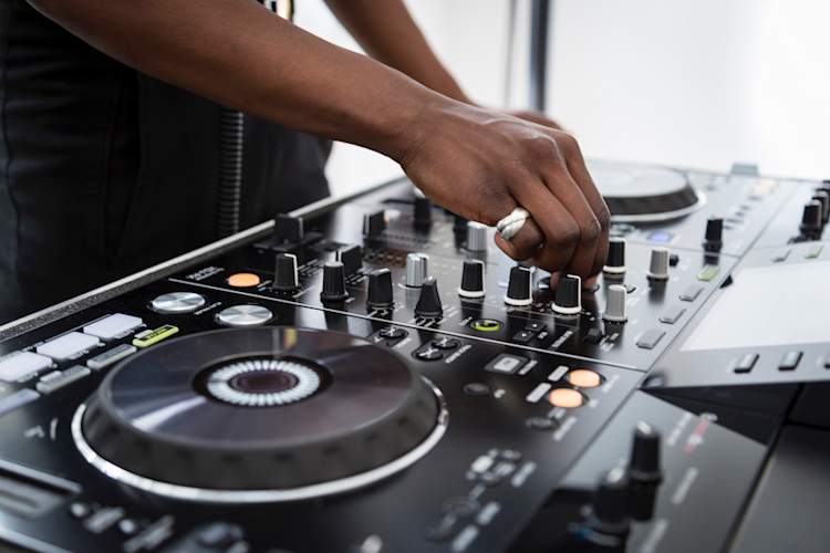 dj hands