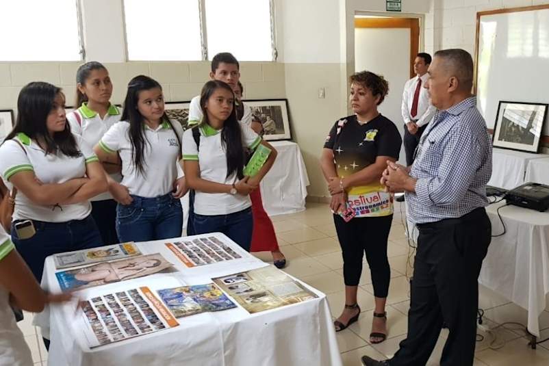 Hugo Salinas with Students
