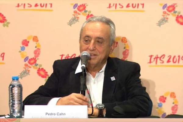 Pedro Cahn, M.D., of Buenos Aires University Medical School in Argentina, speaking at a press conference at IAS